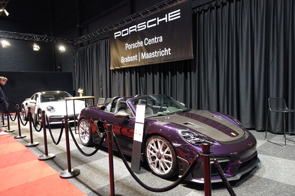 Neuwagen waren hier eine passende Ergänzung – Classic Car Show Maastricht 2025