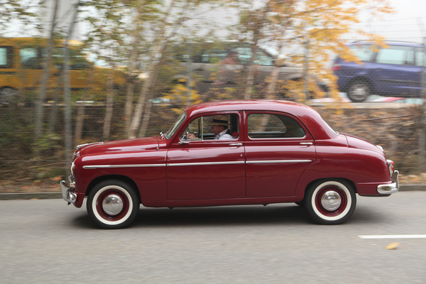 Nicht alle Oldtimer fanden einen Platz in der Arena und mussten auf Aussenparkplätze ausweichen - Oldtimermesse St. Gallen am 30. Oktober 2016