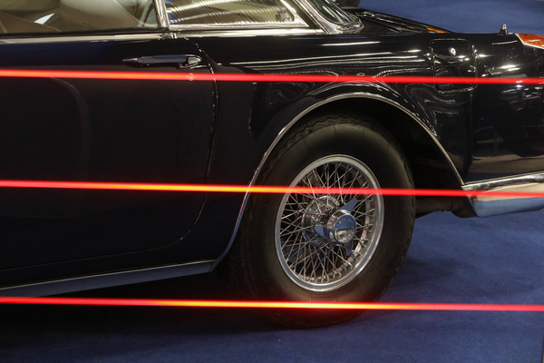 Nicht alles war immer zugänglich: konsequent eingezäunter Stand von Kidston – Rétromobile Paris 2025