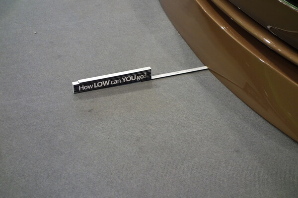 Nicht einmal für den Zollstock reicht die Bodenfreiheit dieses Ameisentöters – Essen Motor Show 2023