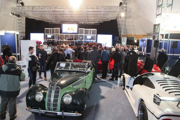 Nicht für alle Besucher der Versteigerung hatte es Sitzplätze - Versteigerung Oldtimer Galerie Gstaad 2018