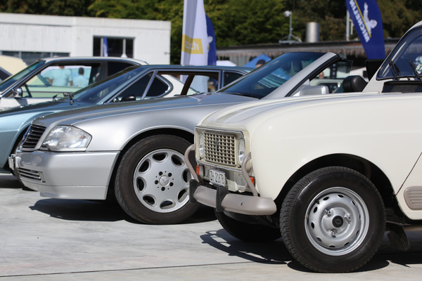 Nicht ganz, aber fast in derselben Zeit entstanden - Mercedes-Benz R129 und Renault 4 - Dolder Classics August 2018