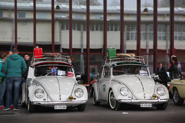 Nicht ganz eineiige VW-Käfer-Zwillinge - schön aufgemacht - Oldtimermesse St. Gallen am 30. Oktober 2016