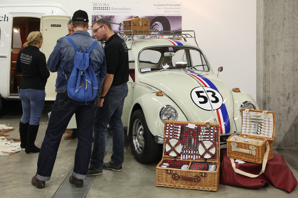 Bild Nicht ganz orginaler "Herbie" mit den passenden Picknickkörben - Oldtimermesse St. Gallen am 30. Oktober 2016