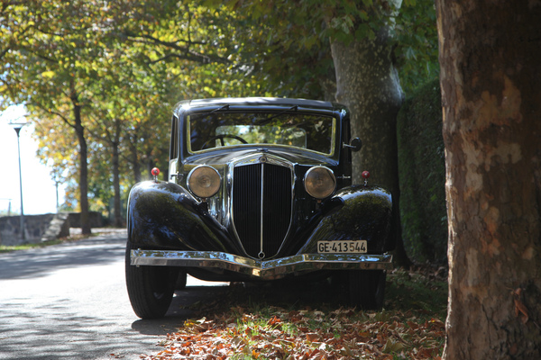 Image: Not quite fitting, but all the more elegant - elegant Lancia - Swiss Classic British Car Meeting Morges 2017