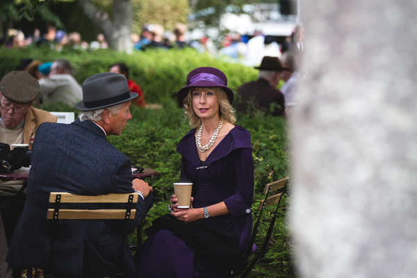 Nicht ganz stilgerecht ist wohl der Pappbecher - Goodwood Revival 2018