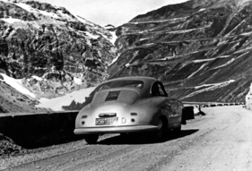 Nicht geklärt, ob auf Versuchs- oder Werbefoto-Fahrt: Porsche 356 Coupé am Stilfser Joch 1951.