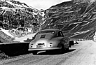 Nicht geklärt, ob auf Versuchs- oder Werbefoto-Fahrt: Porsche 356 Coupé am Stilfser Joch 1951.