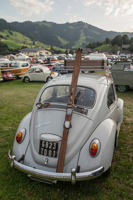 Nicht gerade zur Jahreszeit passend, aber der Ski-Käfer gibt ein tolles Bild ab - Treffen der luftgekühlten Volkswagen in Château-d'Oex 2017