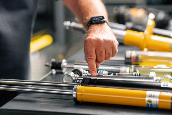 Image: Not always easy to recognize: A tapered shape usually indicates a twin-tube shock absorber.