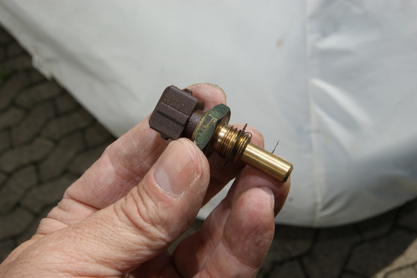 Nicht immer ist das Steuergerät defekt, wenn der Motor muckt. Hier war es ein defekter Kühlwassertemperatur-Sensor.