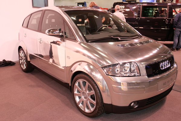 Nicht minder glanzvoll als der Veyron: das Showcar des Audi A2 von 2001 mit polierter Aluminiumkarosserie – Bremen Classic Motorshow 2025