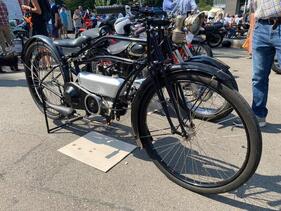 Nicht nur Autos, sondern auch historische Motorräder machen den Reiz der Lägern Classic aus.