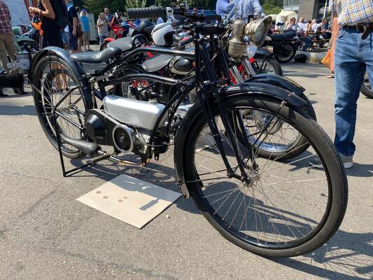 Bild: Nicht nur Autos, sondern auch historische Motorräder machen den Reiz der Lägern Classic aus.