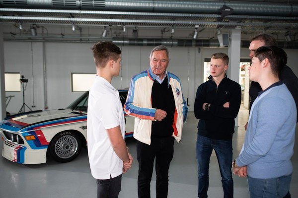 Nicht nur Fahren steht auf dem Programm, sondern auch viele Gespräche im Team, in dem Neerpasch die Rolle des Mentors einnimmt.