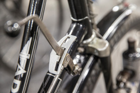 Nicht nur Ferraris, auch dieses Adler-Damenrad hat eine offene Schaltkulisse – Bremen Classic Motorshow 2024