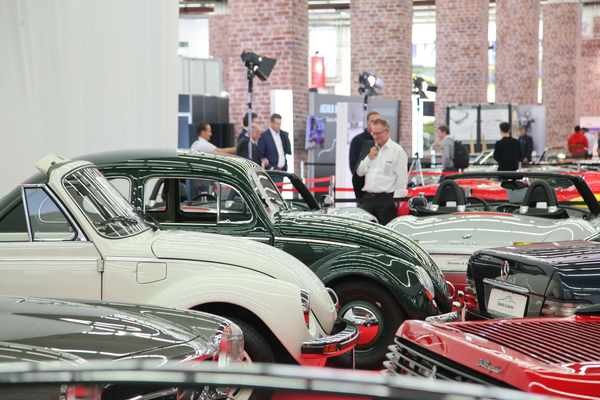 Nicht nur Luxusschlitten, auch ganz normale Käfer gibt es zu kaufen - IAA Heritage by Motorworld 2019