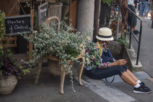 Nicht nur die Fotos, sondern auch die Temperatur erinnerte an Sizilien, da sucht die Dame schon mal etwas Schutz bei den "Pflanzen des Schattens".