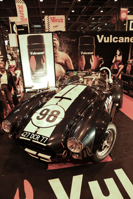 Nicht nur echte Cobras, aber als Werbeträger immer zu brauchen - Rétromobile Paris 2016