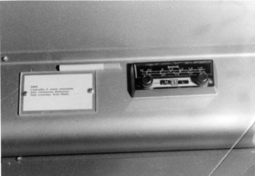 Nicht viel breiter als eine Zigarette ist das kleinste Radio von Autovox - Genfer Autosalon 1967