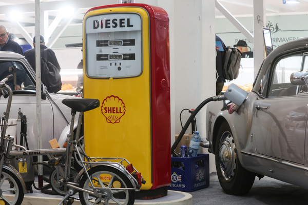 Nicht zu empfehlen! Diesel tanken mit dem Lancia Aurelia - 42. Auto e Moto d'Epoca 2025