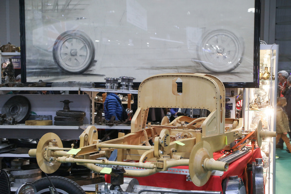 Nicht zum Fahren, dafür zum Anschauen taugt dieses Bugatti-Chassis aus Holz - Rétromobile Paris 2024