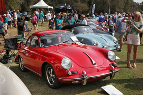 Nichtdestotrotz gehen die mehr oder minder geschmacksicheren Modifikationen auch an Porsches urigen Typen nicht gänzlich vorbei. Häufig – wie auch dieser B T6 von 1963 – rollen die bis 1965 gebauten 356 auf Fuchs-Rädern, die ...