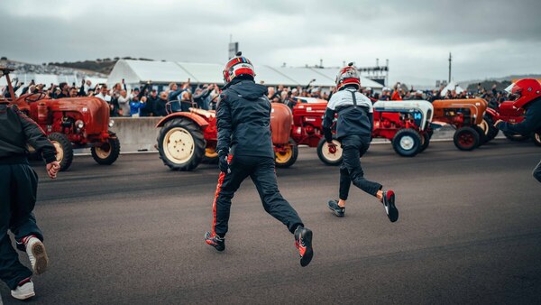 Bild: Nick Tandy, Matt Campbell (l-r) beim Traktoren-Rennen – Porsche Rennsport Reunion 2023