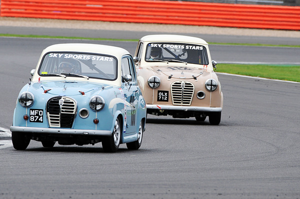 Nick Wigley im Zweikampf auf der Piste - Austin A30/35 Celebrity Challenge - Silverstone Classic 2017