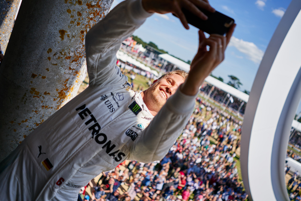 Bild Nico Rosberg macht von sich und den Fans ein Selfie - Goodwood Festival of Speed 2017