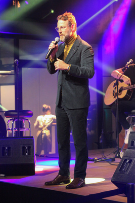 Nik Hartmann modiert den Eröffnungsabend der Autohalle und sagt das Konzert von Stefanie Heinzmann an