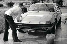 Niki Lauda beim Waschen seines Ferrari 365 GT4 2+2 aus dem Jahr 1973