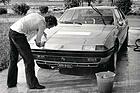 Niki Lauda beim Waschen seines Ferrari 365 GT4 2+2 aus dem Jahr 1973