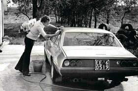 Niki Lauda beim Waschen seines Ferrari 365 GT4 2+2 aus dem Jahr 1973