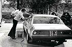 Niki Lauda beim Waschen seines Ferrari 365 GT4 2+2 aus dem Jahr 1973