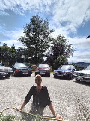 Nina Müller und ihre Autos. Von links nach rechts: Ophilia, Primavera, Rosso, Azzurro und Snowflake