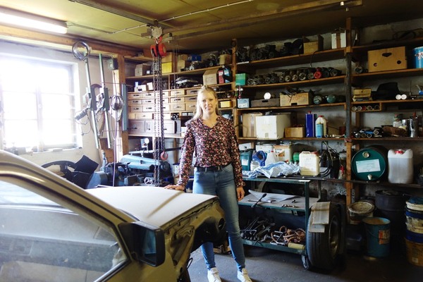 Nina in der Werkstatt. Hier wird der Benz ihrer Mutter grundsaniert