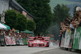 Nino Vaccarella gewann zusammen mit Arturo Merzario die Targa Florio 1975 mit diesem Alfa Romeo T33/TT/12 (Aufnahme wurde während der Ennstal-Classics 2008 gemacht)