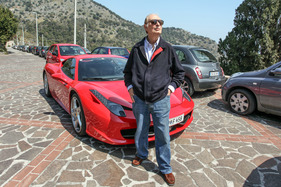 Nino Vaccarella im modernen Ferrari auf der Targa Florio Strecke Nino Vaccarella im modernen Ferrari auf der Targa Florio Strecke