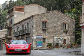 Nino Vaccarella im modernen Ferrari auf der Targa Florio Strecke Nino Vaccarella im modernen Ferrari auf der Targa Florio Strecke