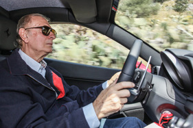 Nino Vaccarella im modernen Ferrari auf der Targa Florio Strecke