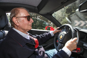 Nino Vaccarella im modernen Ferrari auf der Targa Florio Strecke