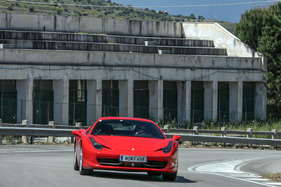 Nino Vaccarella im modernen Ferrari auf der Targa Florio Strecke