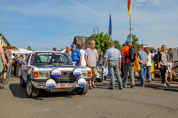 Nirgends ist man als Zuschauer näher an den Fahrzeugen als am Eifel Rallye Festival 2016 - ein Chrysler Avenger Gruppe 4 (1977) in der Rallyemeile