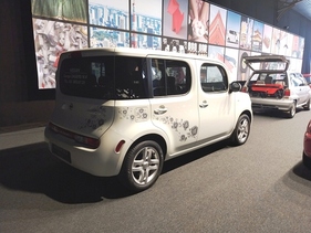 Nissan Cube (2009) – mit asymetrischer Fenstergestaltung – Sonderausstellung "Big in Japan" in der Autoworld Brüssel