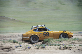 Nissan Fairlady Z (1973) - beim vorsichtigen Durchqueren der Dünen - Rallye Peking-Paris 2013