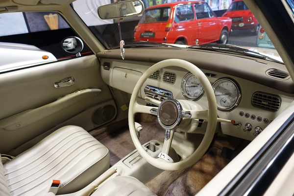 Nissan Figaro (1991) – Cockpit – Sonderausstellung "Big in Japan" in der Autoworld Brüssel