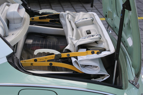 Nissan Figaro (1991) - Das Verdeck wird unter eine Klappe am Heck verstaut