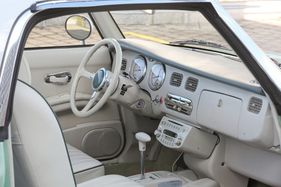 Nissan Figaro (1991) - Im Innenraum verraten die modernen Lüftungsdüsen, dass es sich um ein Auto neueren Datums handelt