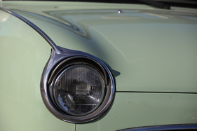 Nissan Figaro (1991) - Liebevoll gestaltete Scheinwerfer mit Chromringen